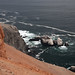 Il contrasto del mare con la roccia rossa