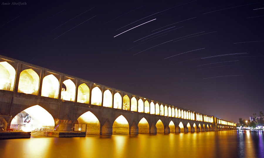 На неярком исфаханском небе звезды проходят над 400-летнем мостом Си-о-Се-Поль (“Мост 33-х арок” по-персидски). Это один из 11 старинных исфаханских мостов и самый известный. Под ним протекает река Зайянде-Руд.