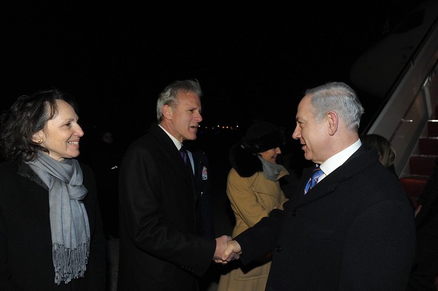 ראש הממשלה בנימין נתניהו מתקבל בשדה התעופה בוושינגטון על ידי שגריר ישראל מייקל אורן. צילום עמוס בן גרשום לעמ