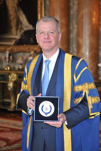 Vice-Chancellor Sir David Bell with the Queen's Anniversary Prize