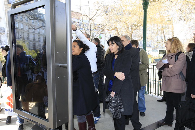 Anne Hidalgo & Jean-Louis Missika présentent le Mobilier Urbain Intelligent à Paris, le 21/03/12