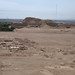 Vista della Huaca del Sol dalla Huaca de la Luna, con al centro gli scavi archeologici della cittadella