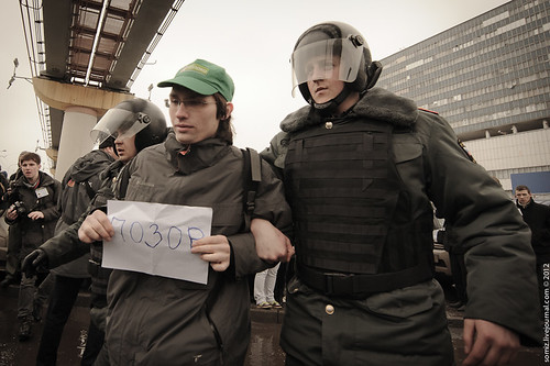 Police escorted the prisoner. ©  Evgeniy Isaev