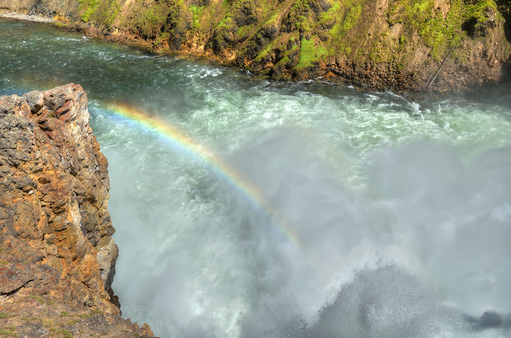 Rainbow over a waterfall in Yellowstone / 黃石公園瀑布旁的彩虹