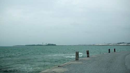 瀬長島の西側からは東シナ海が