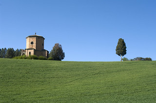 La cappella ed il carabiniere - The chapel and the carabineer (Tuscany, Italy)