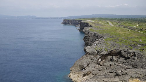 残波岬灯台から見た断崖絶壁