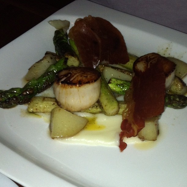 These are diver scallops w/ asparagus, potatoes & prosciutto. The prosciutto was a crisp, which was very interesting & yummy!