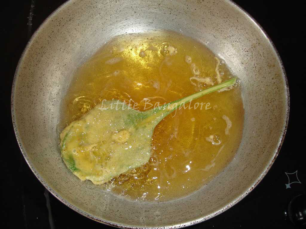 Deep frying of Palak leaf