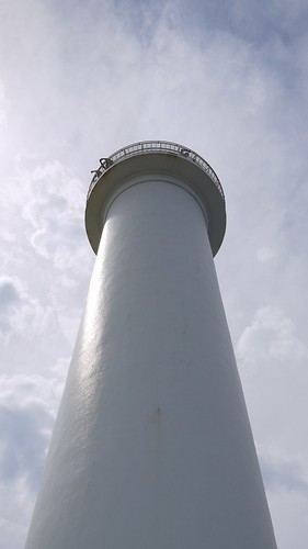 残波岬灯台を見上げる