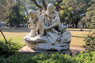 Buenos Aires - Retiro: Plaza General San Martín - Le Doute