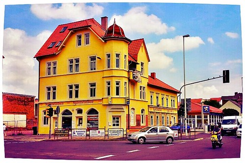 This #nice #yellow #house in the #city o by Lars Gebauer, on Flickr