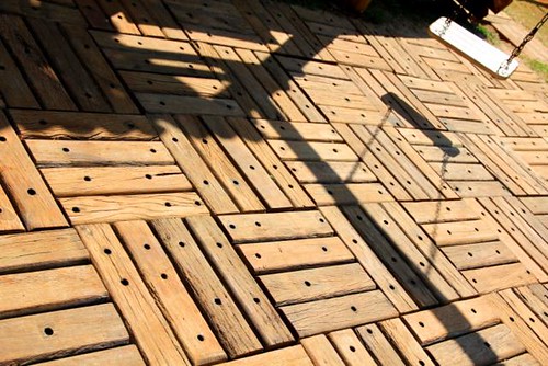 Deck com cruzetas de postes de iluminação. Foto: madeiradedemolicao.com