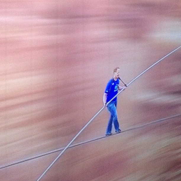 Wallenda crossing the Grand Canyon without any safety cable live on the Discovery Channel!