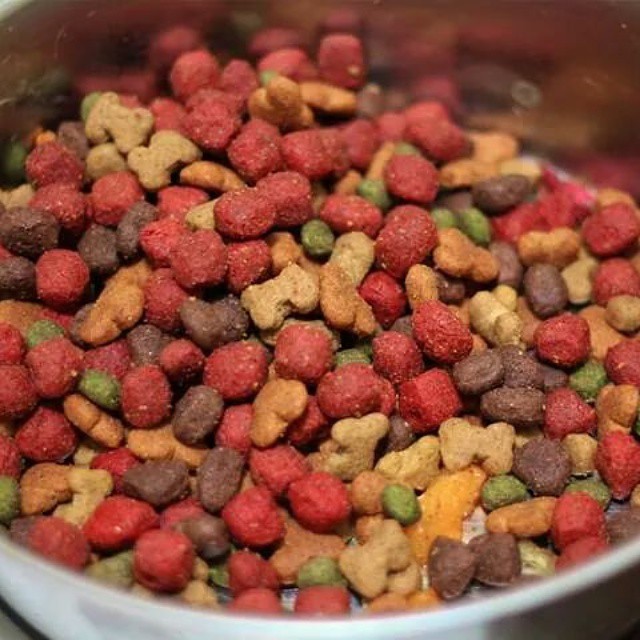Lawsuit claims Purina Beneful dry kibble dog food is killing dogs Http://www.abc15.com/news/national/lawsuit-purina-beneful-dog-food-may-be-killing-dogs