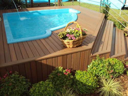Deck para piscina de Ecomadeira. Foto: madeiradedemolicao.com