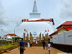 Templos de Anuradhapura • <a style="font-size:0.8em;" href="http://www.flickr.com/photos/92957341@N07/9166325130/" target="_blank">View on Flickr</a>