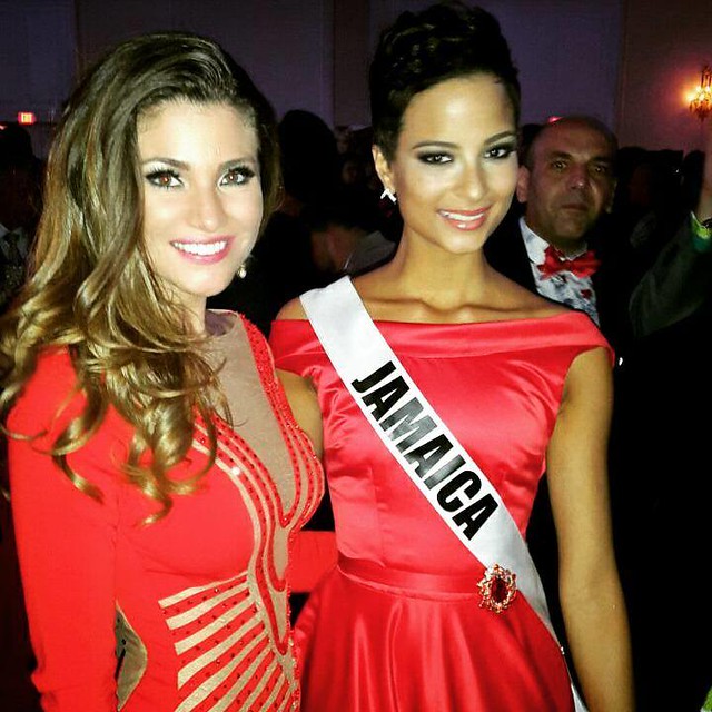 Constanza Báez, segunda finalista de Miss Universo 2013, junto a la actual Miss Jamaica, cuarta finalista de Miss Universo 2014.