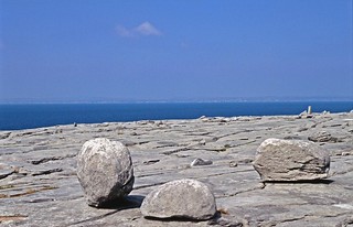 de Burren, kaal karstplateau met zwerfstenen, Ierland 2004
