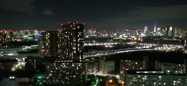 どらえもんカラーの東京タワー晴海埠頭停泊...