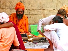 Sadhus charlando • <a style="font-size:0.8em;" href="http://www.flickr.com/photos/92957341@N07/8752642722/" target="_blank">View on Flickr</a>