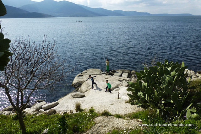 Los pekes jugando en las rocas a la orilla del lago