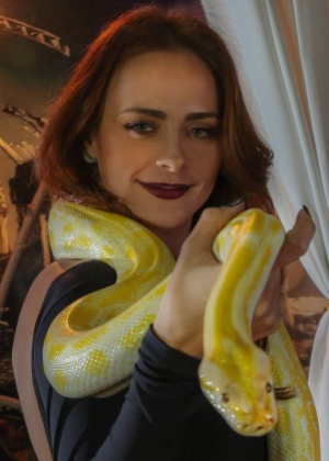 Juliana Silveira vence medo e dança com cobras em "A Terra Prometida"