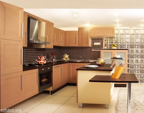 Uma cozinha com mobiliário moderno