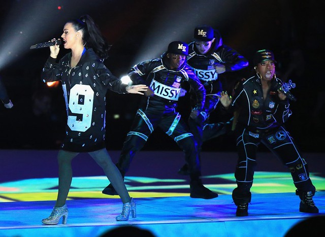 (5 of 6) Katy Perry has entertained the crowds during the Super Bowl halftime show -  in the US - in a spectacular performance featuring dancing sharks and a giant mechanical lion.