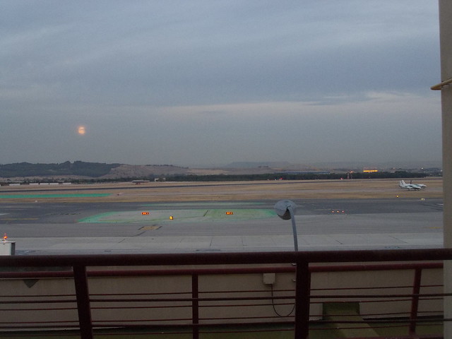 AENA - Aeropuerto Madrid Barajas con eclipse Lunar.