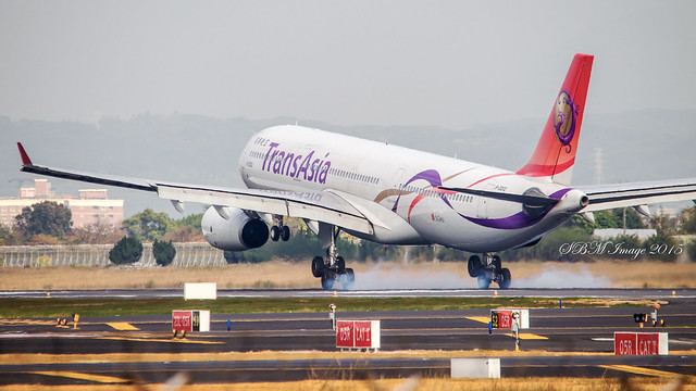 TRANSASIA Air A330-300 (B-22102) Taipei (RCTP/TPE) Landing