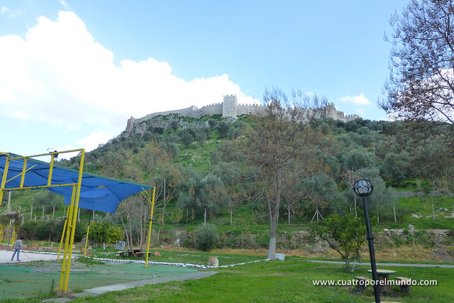 Vista de la colina y castillo de Ayasuluk desde el camping