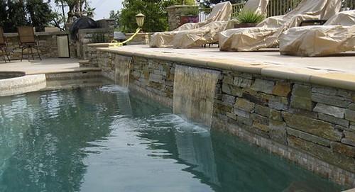 revestimiento piedra piscina