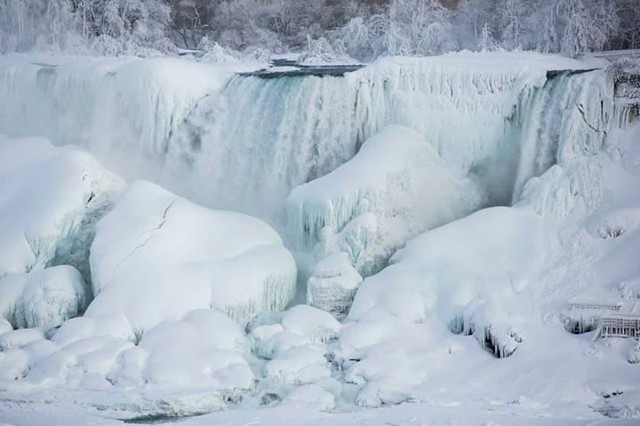 Have you seen this yet?? // Here’s What Niagara Falls Looks Like Frozen | TIME http://buff.ly/1vXwzSI
