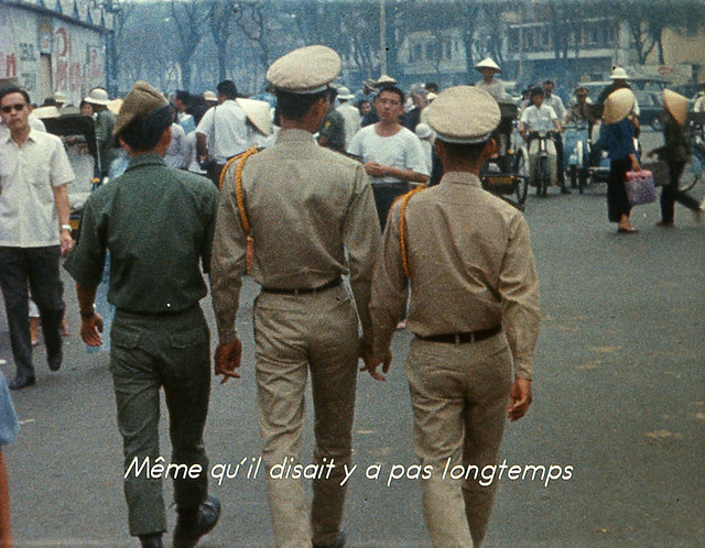 Loin du Vietnam (1967) - Góc Lê Lợi-Phan Bội Châu, gần chợ Bến Thành, hai SV sĩ quan Thủ Đức đi dạo phố vào ngày nghỉ cuối tuần