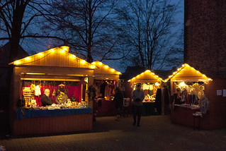  sfeervol verlichte kraampjes van een Duitse kerstmarkt 