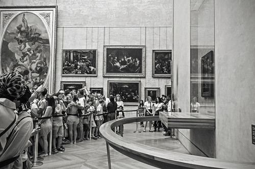 People are crowding in front of the Mona Lisa