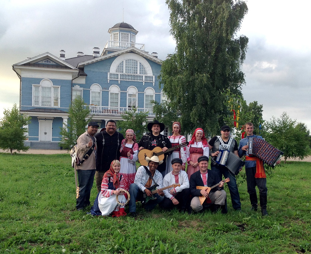 : Los Texmaniacs and Semenkovo folk group