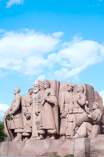Monument depicting workers symbolizing the friendship between the Russian and Ukrainian peoples erected in 1982