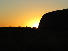 Lever de soleil à Uluru <a style="margin-left:10px; font-size:0.8em;" href="http://www.flickr.com/photos/83080376@N03/16262459280/" target="_blank">@flickr</a>