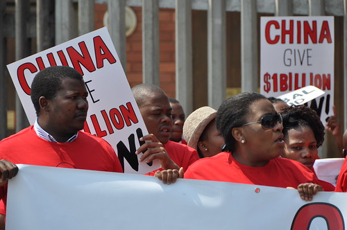 南非：中国全球基金抗议 (10/29/13)