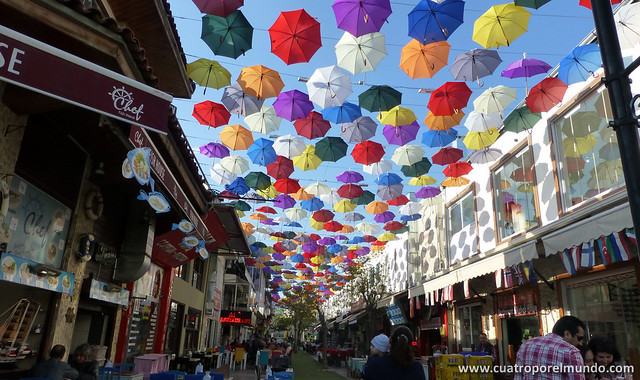 Calle de los paraguas de colores