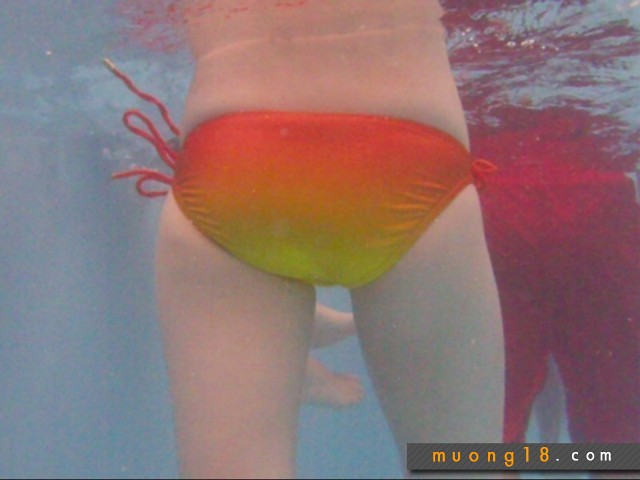 Chụp lén tại bể bơi gái cực xinh, da trắng ngực bự chup len 