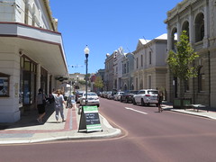 Rue du centre de Freemantle (Perth) <a style="margin-left:10px; font-size:0.8em;" href="http://www.flickr.com/photos/83080376@N03/16177662437/" target="_blank">@flickr</a>