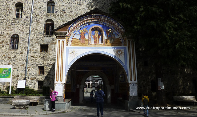 Portico de entrada al recinto del monasterio