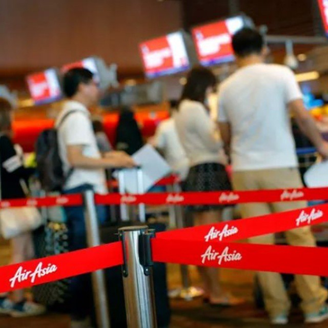 PASSENGERS OF MALAYSIAN AIRLINES AIRASIA FLIGHT #QZ8501 QUEUE IN CHECK IN COUNTER IN CHANGI INTERNATIONAL AIRPORT, SINGAPORE, SUNDAY DEC 28.     PHOTO :AP /AFP