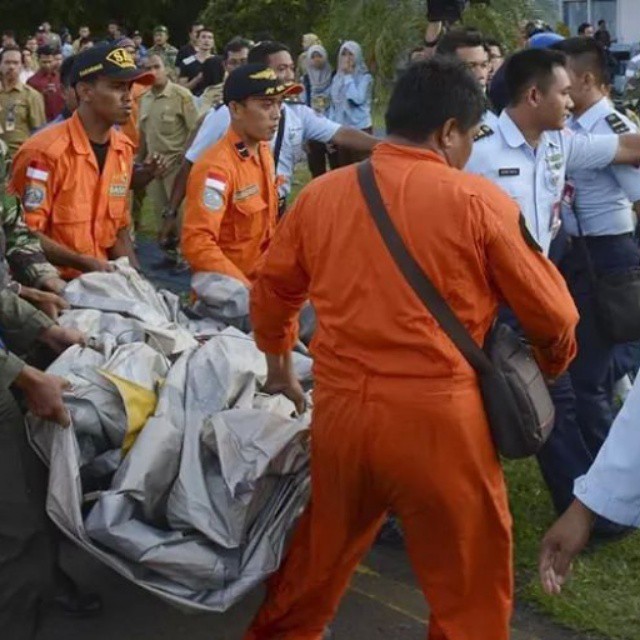 #MISSING #AIRASIA  #SEARCH #UPDATE :   INDONESIAN SEARCH AND RESCUE OPERATION OFFICIALS  SAY DEBRIS AND OVER 40 PASSENGERS DEAD BODIES HAVE BEEN RECOVERED IN MISSING AIRASIA PLANE #QZ8501 OFF THE BORNEO COAST, JAVA SEA.