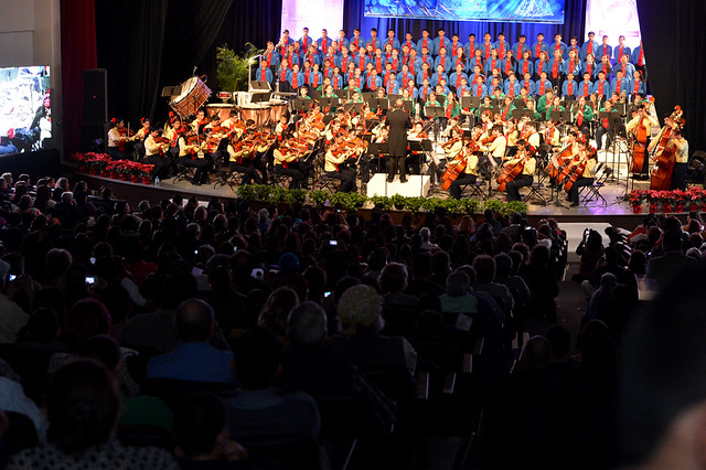 Padrés presenció concierto navideño ofrecido por la orquesta Esperanza Azteca Sonora.