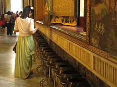 offrandes à Wat Pho <a style="margin-left:10px; font-size:0.8em;" href="http://www.flickr.com/photos/83080376@N03/15462098109/" target="_blank">@flickr</a>