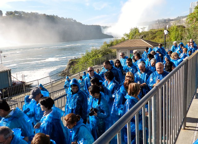 Bande de Schtroumpfs en attente embarquement pour les chutes du Niagara Canada